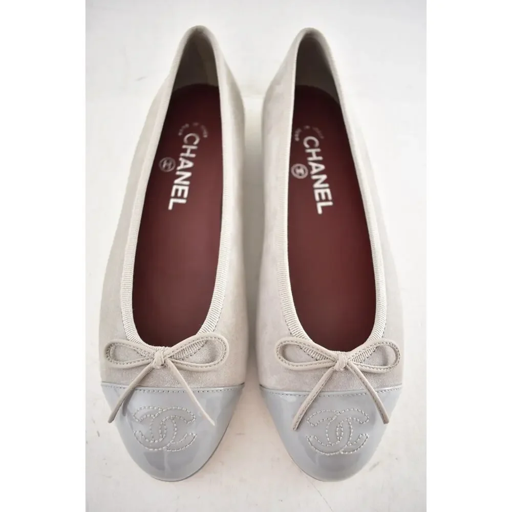 Chanel 26A Gray Suede Patent Leather CC Logo Bow Tie Ballet Ballerina Flat 38.5